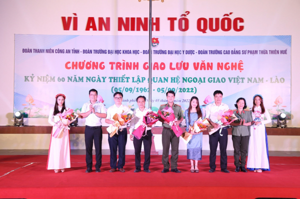 Công an Thừa Thiên-Huế giao lưu văn hóa, văn nghệ với sinh viên nước bạn Lào -0