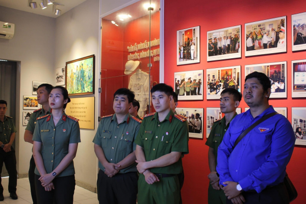 Tuổi trẻ Công an TP Hồ Chí Minh và hành trình theo bước chân những người anh hùng -1