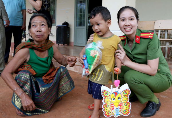 Mang Trung thu đến sớm cho thiếu nhi nơi biên giới -0