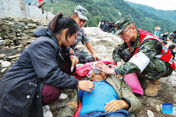 Cứu hộ Trung Quốc chạy đua với tử thần giải cứu nạn nhân động đất -5