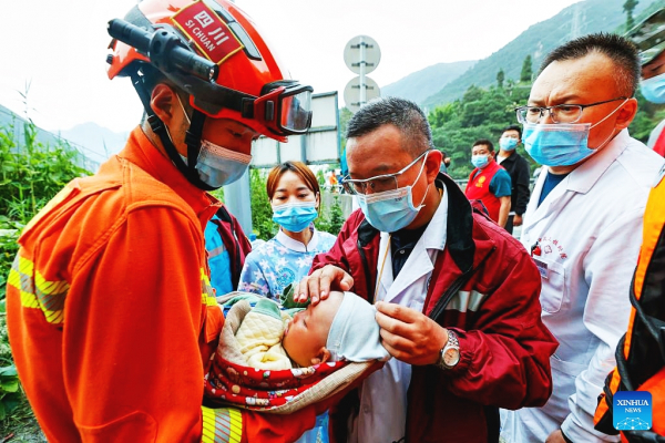 Cứu hộ Trung Quốc chạy đua với tử thần giải cứu nạn nhân động đất -6