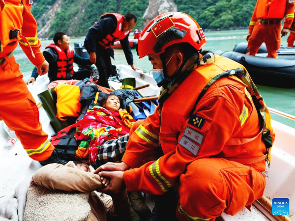 Cứu hộ Trung Quốc chạy đua với tử thần giải cứu nạn nhân động đất -7