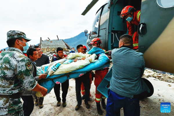 Cứu hộ Trung Quốc chạy đua với tử thần giải cứu nạn nhân động đất -4