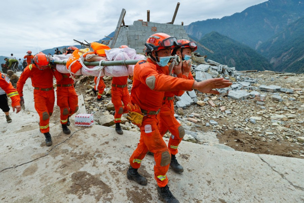 Cứu hộ Trung Quốc chạy đua với tử thần giải cứu nạn nhân động đất -8