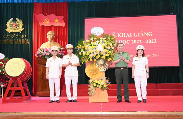 Students need not only knowledge but also cultural behavior and life skills: General To Lam -0