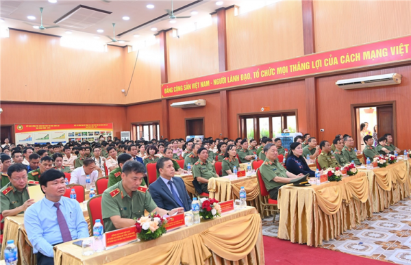 Students need not only knowledge but also cultural behavior and life skills: General To Lam -0