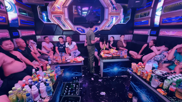 19 thanh niên vào quán karaoke “hít hà” ma túy -0