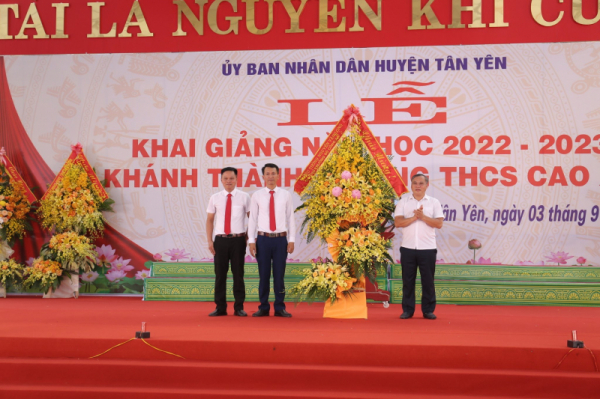 Public Security Deputy Minister Nguyen Van Long attends new school year ceremony in Bac Giang -0