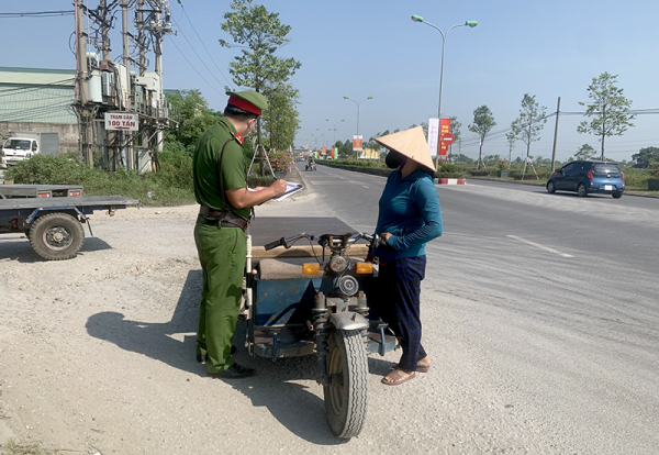 Mạnh tay xử lý xe 3,4 bánh tự chế “làm xiếc” ngoài đường  -0