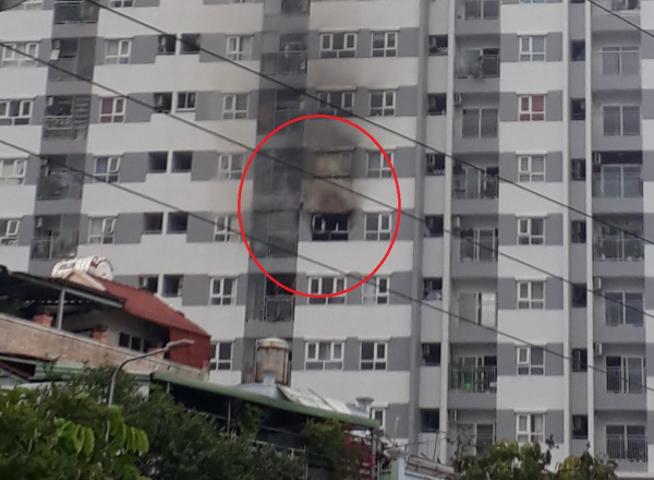 Cư dân tháo chạy khi phát hiện căn hộ trên tầng 8 bốc cháy -0
