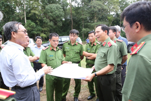 Thứ tướng Lê Văn Tuyến khảo sát việc sử dụng đất an ninh tại Trại giam Thủ Đức -1