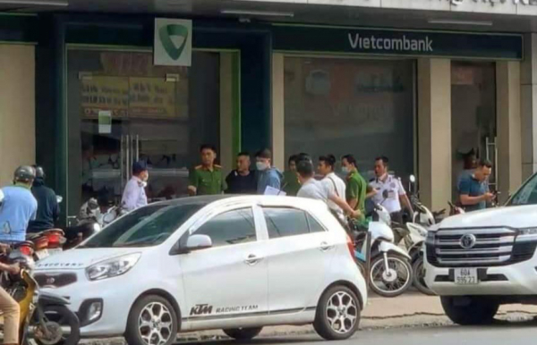 Xông vào cướp tiền tại Chi nhánh ngân hàng Vietcombank giữa ban ngày  -0
