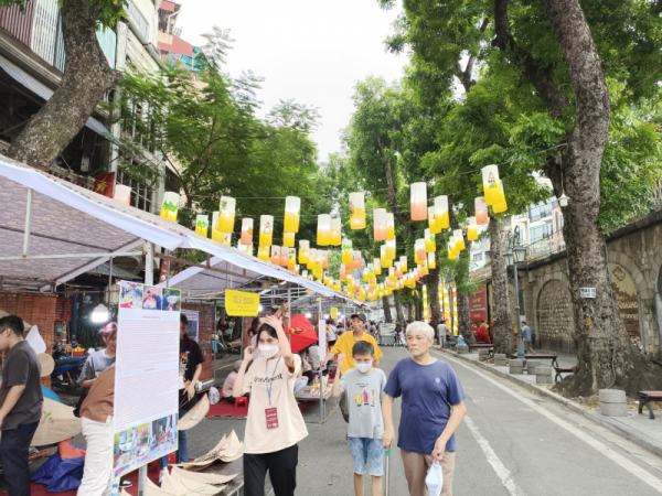 Mid-Autumn Festival lights up Hanoi’s Old Quarter -0