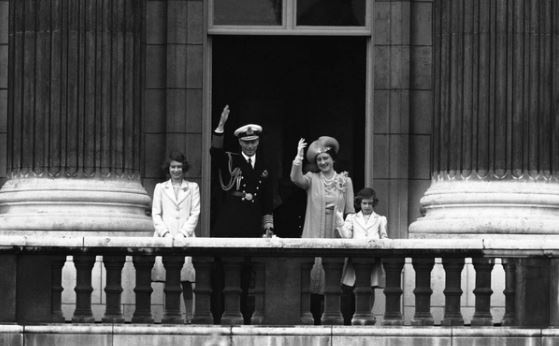 Cuộc đời Nữ hoàng Anh Elizabeth II qua những bức ảnh hiếm  -0