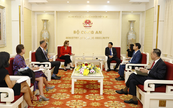 Deputy Minister Le Quoc Hung receives outgoing UNDP representative in Vietnam -1