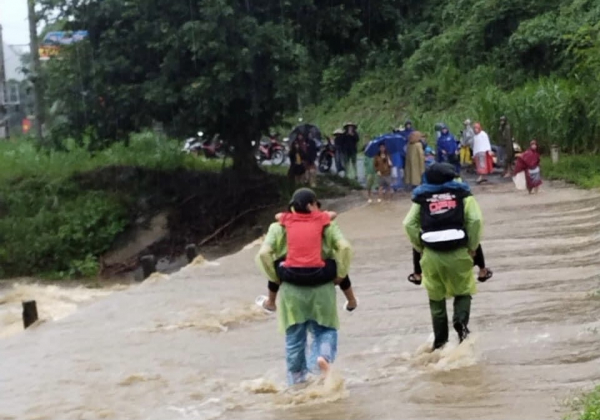 Công an Nghệ An giúp nhân dân khắc phục hậu quả lũ lụt -0