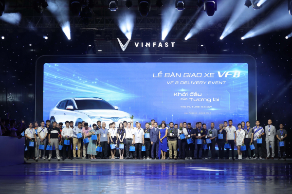 100 ô tô điện VF 8 đầu tiên đến tay khách hàng -0