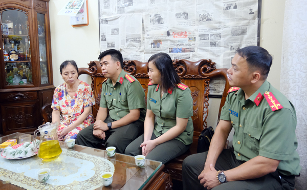 Công an Cao Bằng thăm hỏi, động viên gia đình 3 liệt sỹ Cảnh sát PCCC hy sinh -0