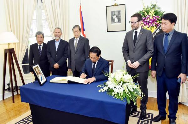 Bộ trưởng Ngoại giao Bùi Thanh Sơn ghi sổ tang tưởng niệm Nữ hoàng Anh Elizabeth II -0