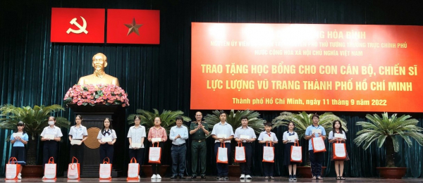 Trao học bổng trị giá 2 tỷ đồng tặng con CBCS lực lượng vũ trang TP Hồ Chí Minh -0