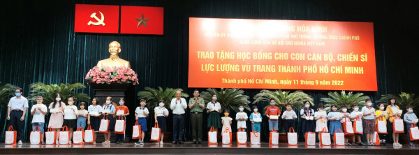 Trao học bổng trị giá 2 tỷ đồng tặng con CBCS lực lượng vũ trang TP Hồ Chí Minh -0