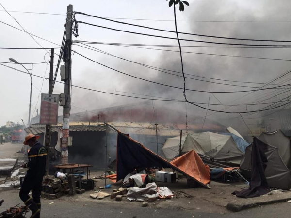 Cháy chợ dân sinh ở Hưng Yên, hàng chục gian hàng bị thiêu rụi -0