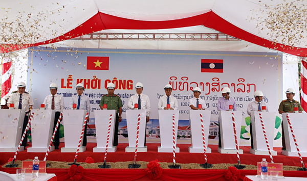 Quang Nam police build stations for Lao counterpart   -0