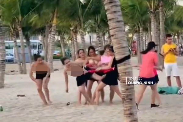 Công an xác minh clip nhóm du khách nữ cởi áo trên bãi biển Hạ Long -0