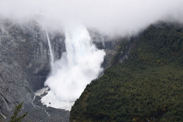 Núi băng khổng lồ bất ngờ đổ sập tại Chile, giới khoa học đưa ra cảnh báo  -0