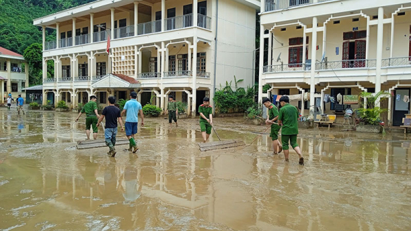 Công an Bắc Yên giúp dân khắc phục hậu quả sau mưa lũ kéo dài -0
