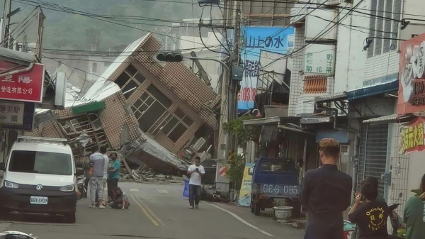 Nhà đổ sập, tàu trật bánh vì động đất ở Đài Loan -0