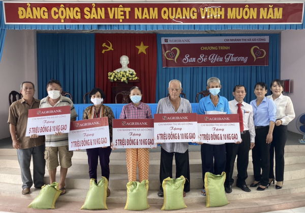 Agribank thị xã Gò Công với chương trình “San sẻ yêu thương” -0