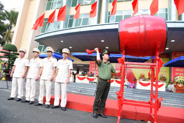 Deputy Minister Le Quoc Hung attends opening ceremony of new school year at People's Security University  -0