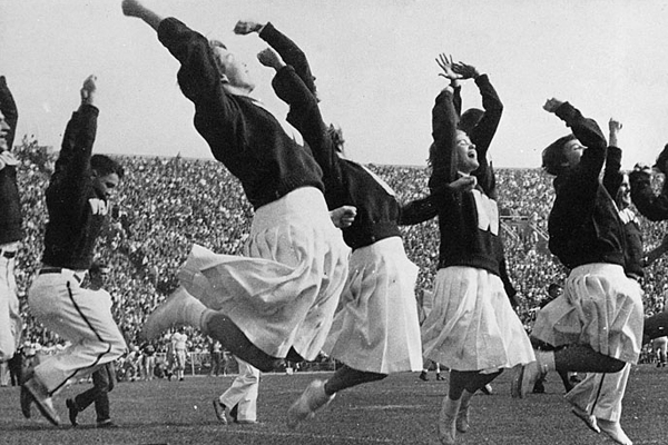 1. đội cổ vũ tại trường đh mỹ. năm 1948.jpg -0