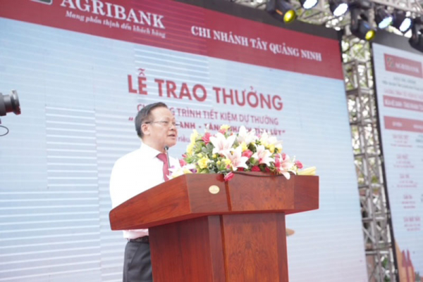 Agribank trao sổ Tiết kiệm 1 tỷ đồng cho khách hàng trúng giải Đặc biệt Chương trình “Mùa hè xanh – Tăng nhanh tích lũy” -0