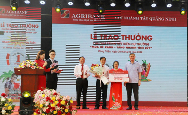 Agribank trao sổ Tiết kiệm 1 tỷ đồng cho khách hàng trúng giải Đặc biệt Chương trình “Mùa hè xanh – Tăng nhanh tích lũy” -0