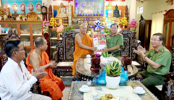 Công an Bạc Liêu chúc mừng lễ Sen Đolta của đồng bào Khmer -0