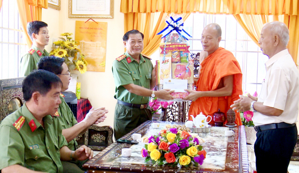 Công an Bạc Liêu chúc mừng lễ Sen Đolta của đồng bào Khmer -0