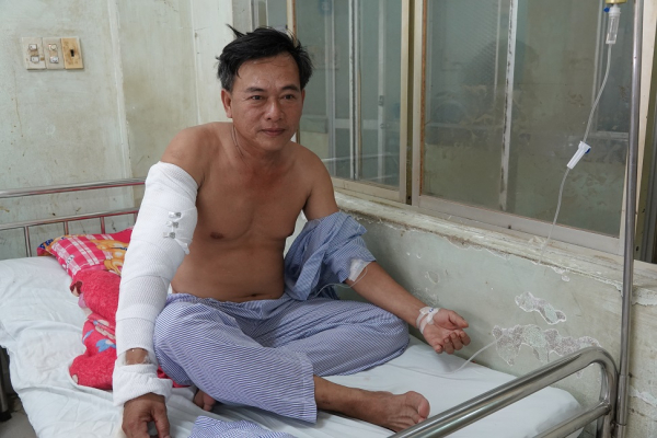 Tổ trưởng dân phòng bị trọng thương khi ngăn chặn 2 nhóm thanh niên đi hỗn chiến -0