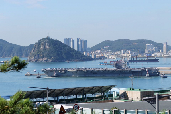 Tàu sân bay Mỹ cập cảng Hàn Quốc, gửi thông điệp mạnh mẽ đến Triều Tiên  -0