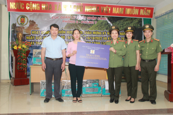 Cục Quản lý xuất nhập cảnh tổ chức hoạt động về nguồn và xã hội từ thiện tại tỉnh Cao Bằng.  -1