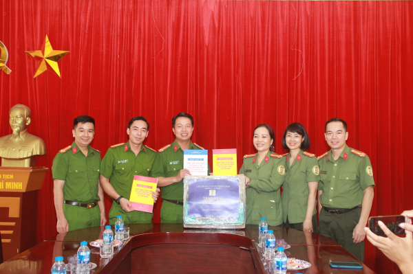 Cục Quản lý xuất nhập cảnh tổ chức hoạt động về nguồn và xã hội từ thiện tại tỉnh Cao Bằng.  -0