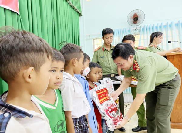 Công an tỉnh Sóc Trăng tặng quà đồng bào Khmer nhân lễ Sene Đolta -0