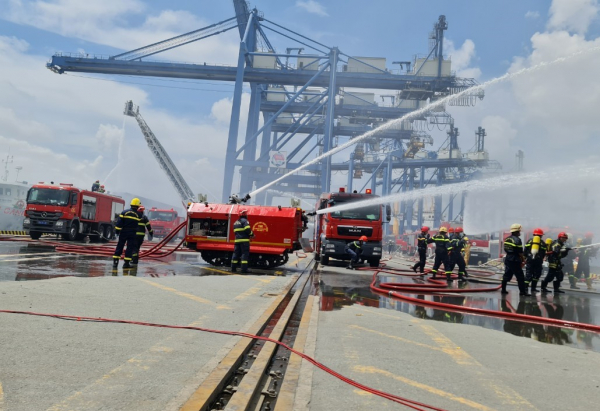 Gần 1.900 người tham gia diễn tập chữa cháy tại Cảng Tân Cảng-Cát Lái -1
