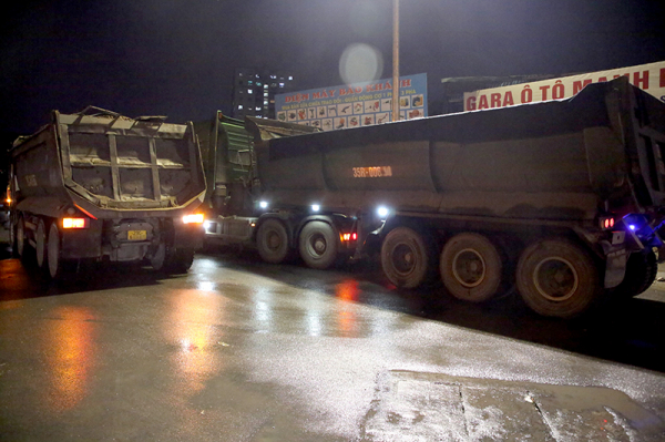 Hà Nội: Nhiều phương tiện chở vật liệu xây quá tải, rơi vãi ra đường bị xử lý -0