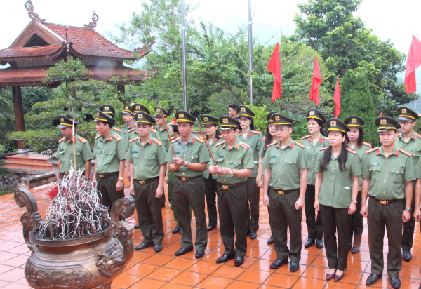 Cục Tổ chức cán bộ về nguồn tại ATK, tặng quà người có công huyện Định Hoá -0