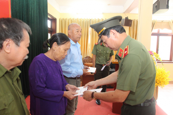 Cục Tổ chức cán bộ về nguồn tại ATK, tặng quà người có công huyện Định Hoá -0