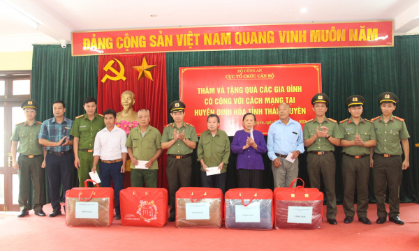 Cục Tổ chức cán bộ về nguồn tại ATK, tặng quà người có công huyện Định Hoá -1
