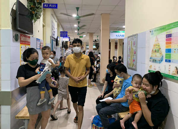Bùng phát dịch bệnh truyền nhiễm, nhiều bệnh viện ở Hà Nội quá tải -0