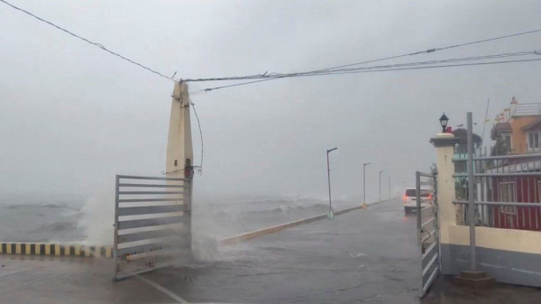 Siêu bão Noru mạnh lên, người Philippines vội vã sơ tán -0